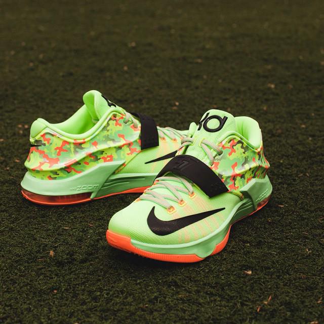 SneakerShouts's tweet photo. The Nike KD 7 "Easter" dropped today. Sizes available here: http://t.co/3sFRv6LsuN http://t.co/yAJvoJA4ni