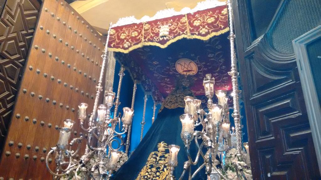 La Virgen de los Dolores ya se encuentra en la calle, comienza la madrugada en La Isla. #ssisla2015 #CofradeAPP15
