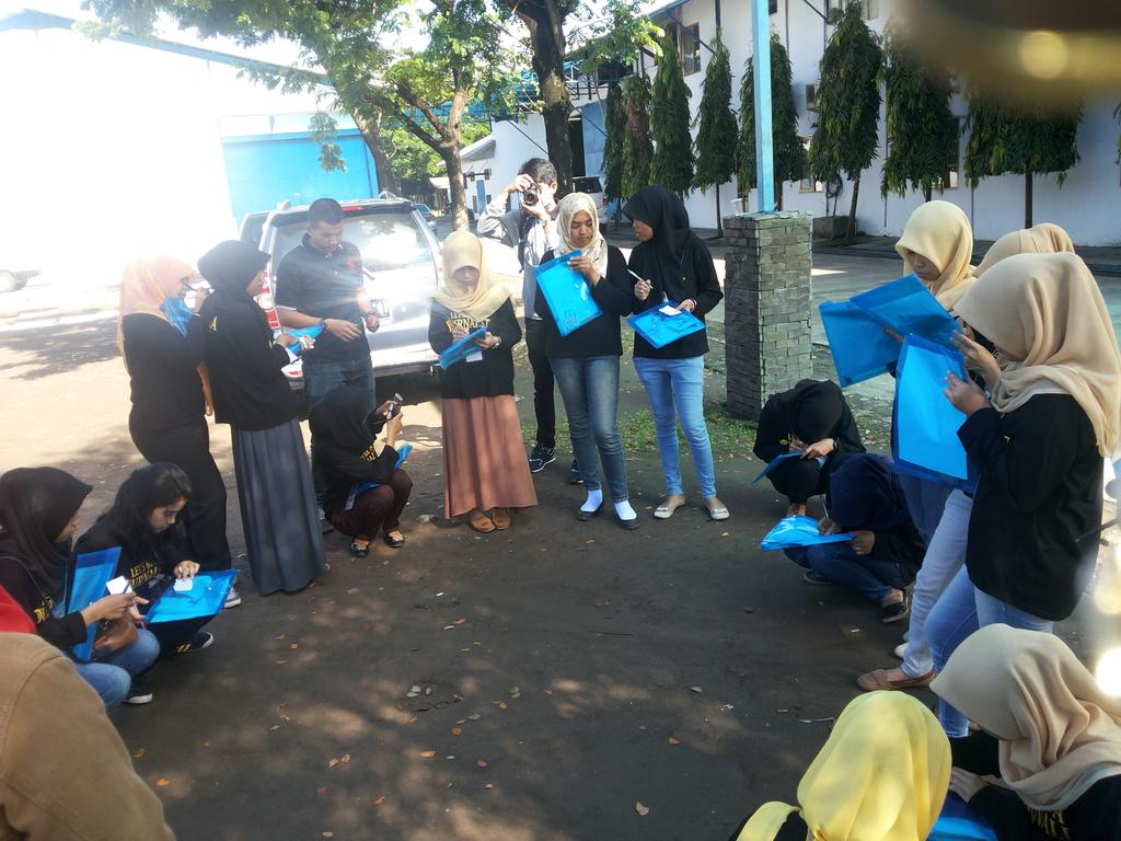 EstetikaPress's tweet photo. Permainan perkenalan dengan peserta diklat di Tribun Timur http://t.co/nsls6vX006