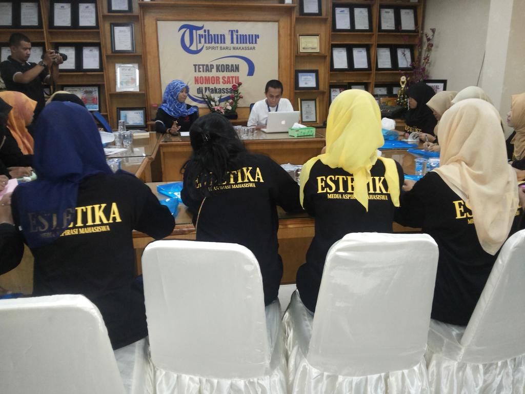 EstetikaPress's tweet photo. Penerimaan materi di Tribun Timur oleh Kak Edi Sumardi
#LET'SBEAJOURNALIST http://t.co/dRNW3Y7QDl
