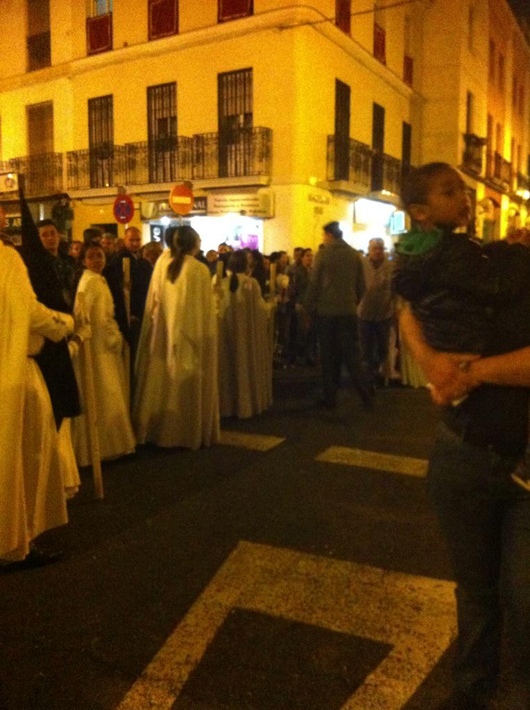 Ha ocurrido una pequeña estampida en la salida de la Hdad de Los Gitanos. No sabemos la razón.