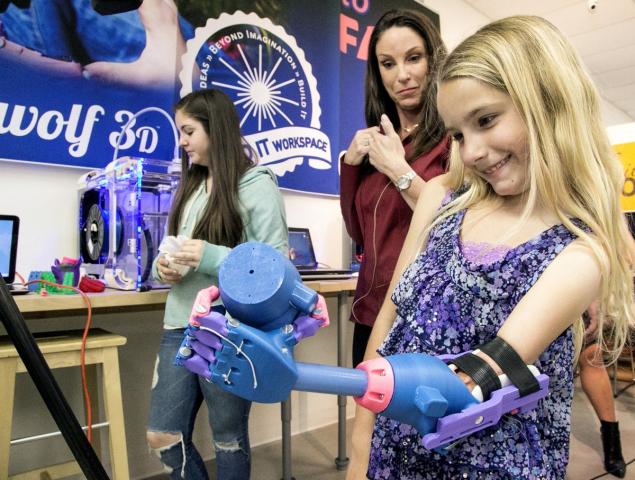 NYDailyNews's tweet photo. A 7-year-old girl in California has a new 3-D printed "robohand." http://t.co/yXEsqJYAZa http://t.co/TjCY1UZZjR
