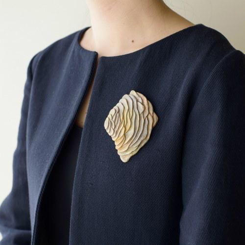 생명력의 상징인 꽃. 강인하지만 세월 앞에서 유해져가는 부모님과 선생님이 문득 생각납니다. 당신의 가슴에 달아주고 싶습니다. #소생공단 #브로치 #봄꽃 soseng.co.kr/_prozn/_system…