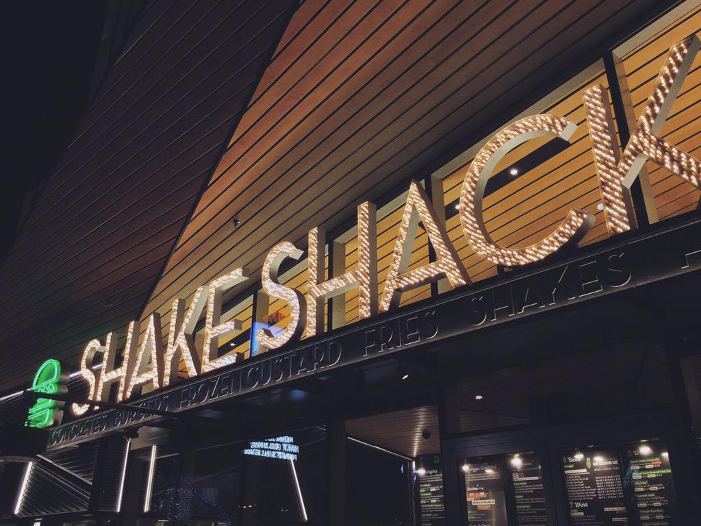 ItsAngiekins's tweet image. Finally trying @shakeshack at @NYNYVegas! Look for the post on @HungryInLV later. #lasvegas #hungryinlv #food