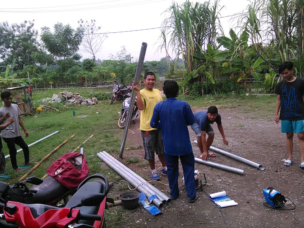bintangalam11's tweet photo. Pembuatan gawang sedang di lakukan http://t.co/7l8ZrWTF0y