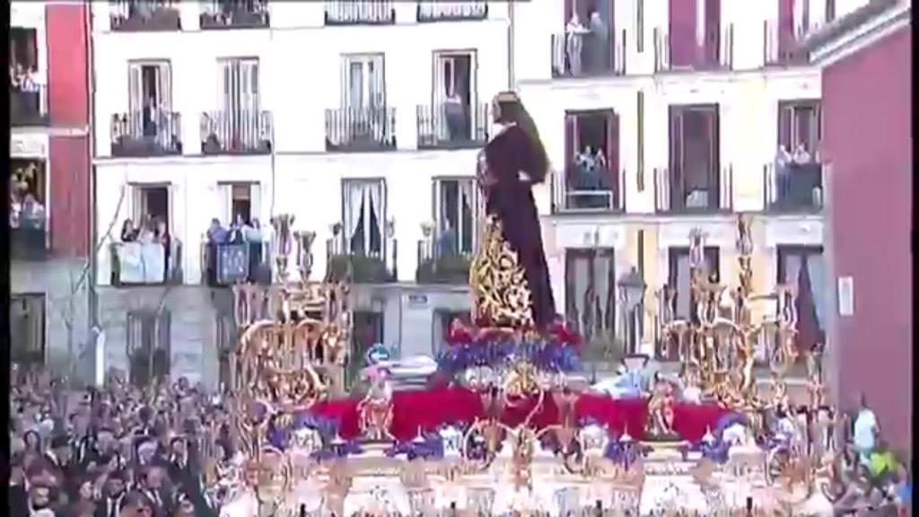 telemadrid's tweet photo. El Pobre, el Divino Cautivo, el Gran Poder y la Macarena emocionan en Madrid VIDEO 
http://t.co/jYkdTYkzcJ http://t.co/dXaj8Af0AY