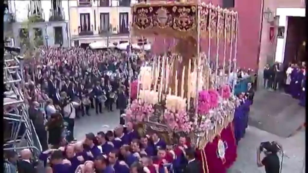 telemadrid's tweet photo. El Pobre, el Divino Cautivo, el Gran Poder y la Macarena emocionan en Madrid VIDEO 
http://t.co/jYkdTYkzcJ http://t.co/dXaj8Af0AY