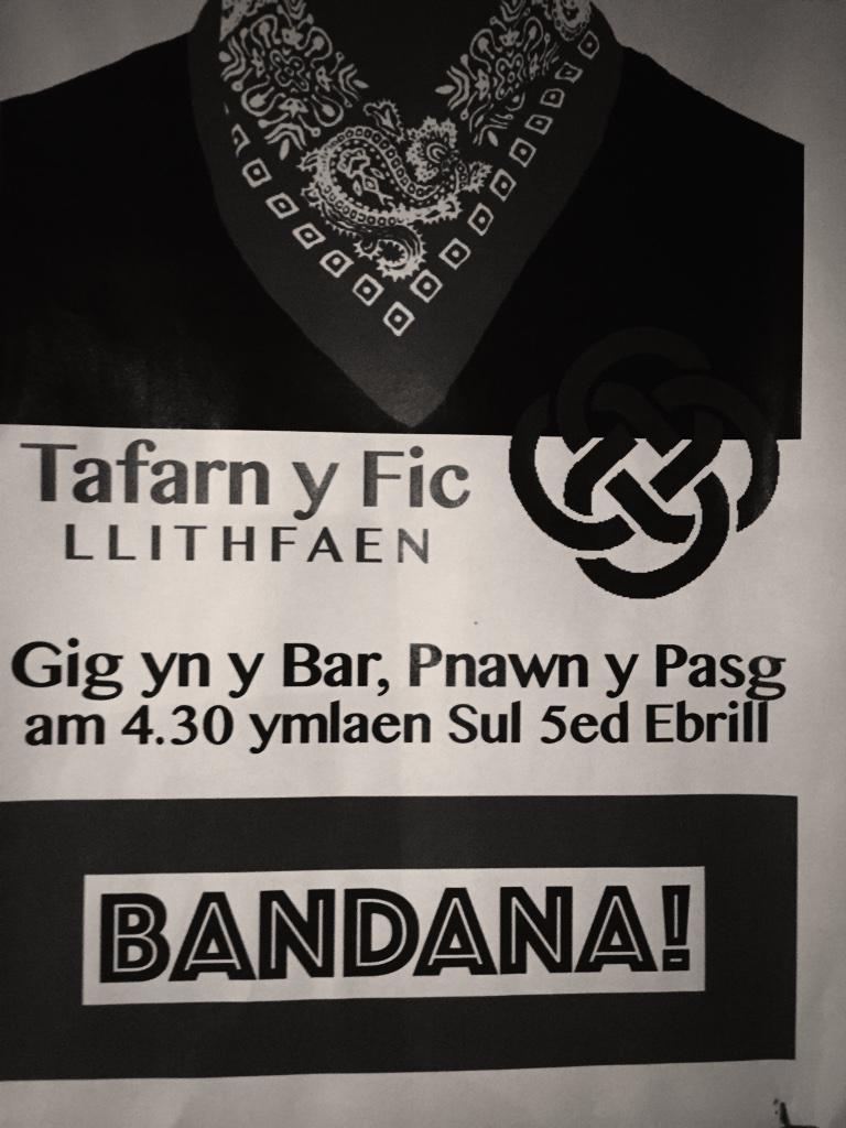 CwrwLlyn's tweet photo. Pnawn Sul bach difyr yn @tafarnyfic hefo @ybandana o 4 ymlaen #drawilithfaenamdro http://t.co/3eBxYRh9NT