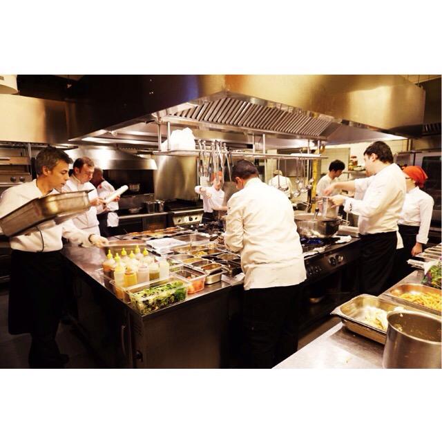 SunsetGrillBar's tweet photo. This is how we work! 🔪🍴👌 #sunsetgrillbar #team #kitchen #progress #hardwork #istanbul #bosphorus #lunch #misenplace http://t.co/khEOl5EhOv