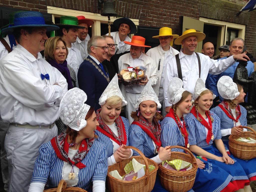 peterdebaat's tweet photo. @gemeentealkmaar @UNESCO  #Alkmaar #Kaasstad #cheesetown  #WorldHeritage famous saxist Hans Dulfer tolled the bell http://t.co/r5TjTlqQj4
