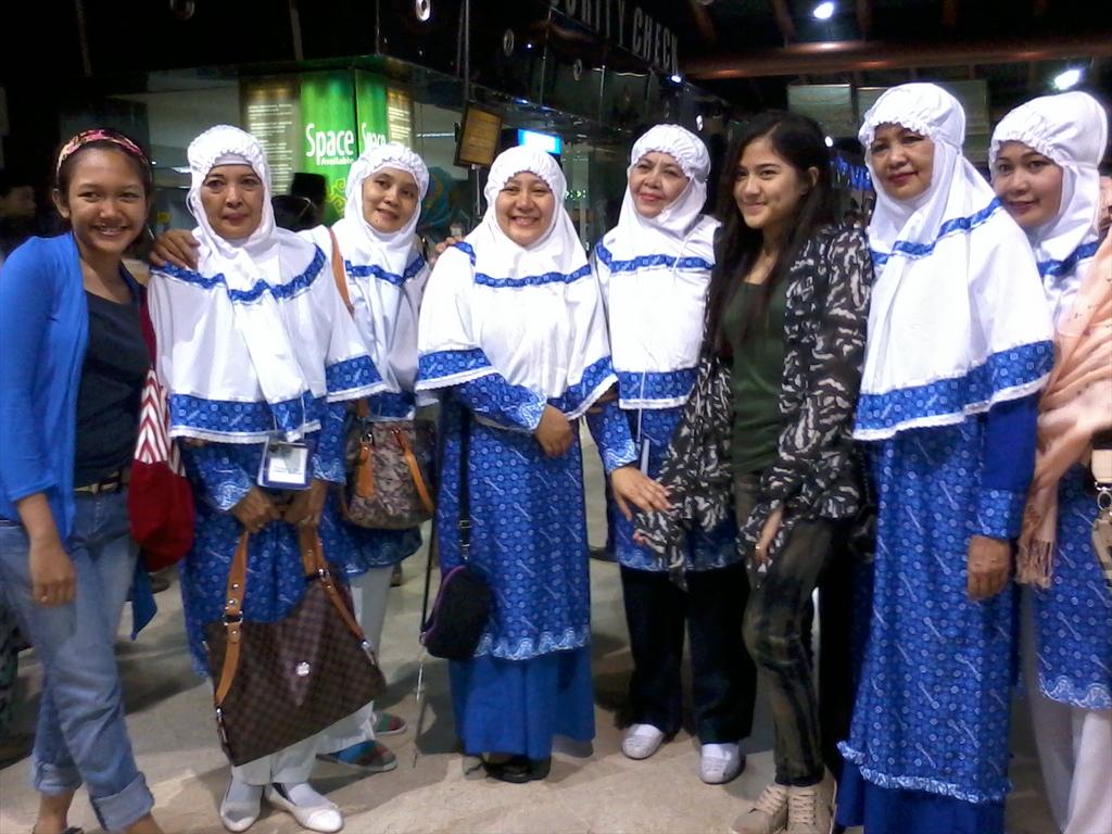 GhinSers_'s tweet photo. "@Dyananafisah: Teh @ghina_ana sama teh @nisaaadilah di bandara ngater mamah nya sama nenek Aku waktu minggu kemarin http://t.co/761dzPNIqq"