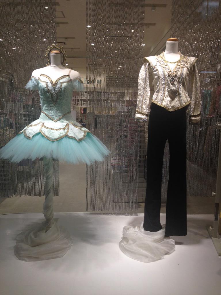 ট ইট র チャコット柏店 今月の柏店のウィンドウは 森の精 と 王子さま 柏店リニューアルオープン以来のメンズのお衣裳 これはレアです ぜひ見にいらしてください Http T Co Aopxh8qo90