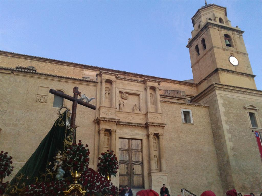 La Santa Cruz ya está en la calle. La procesión avanza hacia el Calvario.