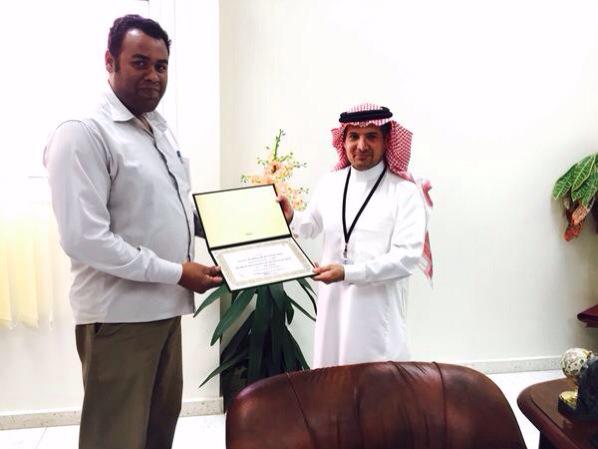 saheefah's tweet photo. مدير المستشفى يكرم رئيس الخدمات المساندة : رايد الرميح ,ومهندس الصيانة: السيد أحمد , لجهودهم في افتتاح مركز صحي الغاط http://t.co/AWvKP2NH3u