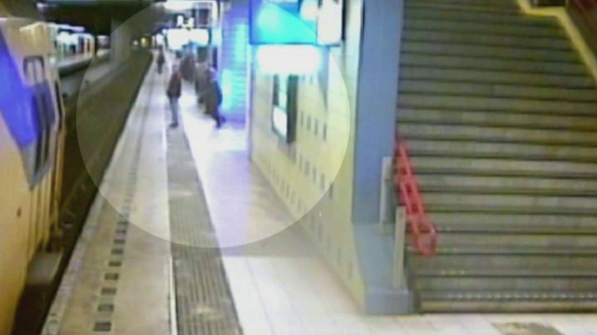 Spoorduwer slaat toe in Rotterdam Blaak- VIDEO telegraaf.nl/t/23883706