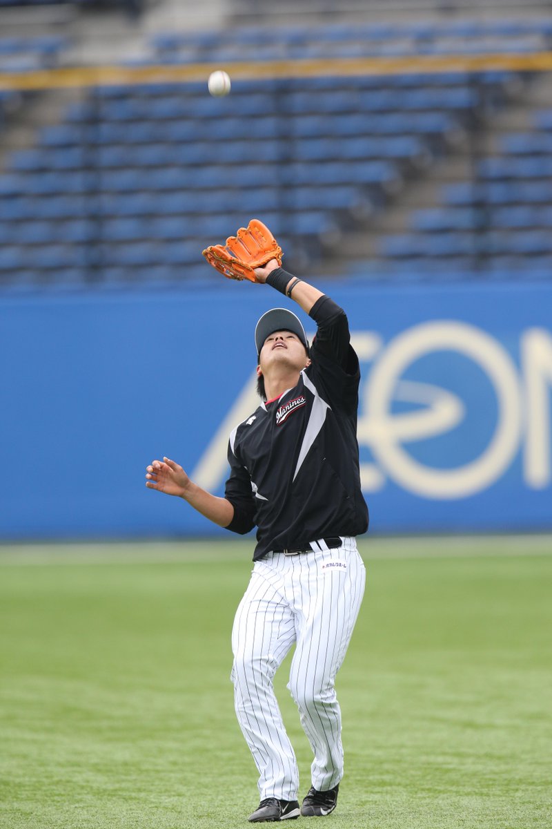 千葉ロッテマリーンズ 現在のqvcマリンの風速は13m フライキャッチの練習では風との戦いが繰り広げられています Chibalotte Http T Co Hzdzjcvwu2