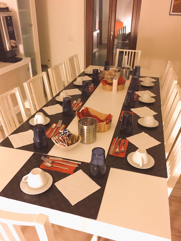 Vanessi3's tweet image. Bon dia! Hoy pinta que en el desayuno tocará comunicarse 😁😁😁! #hollidays #sharedtables #lombardia #bellagio #Italy