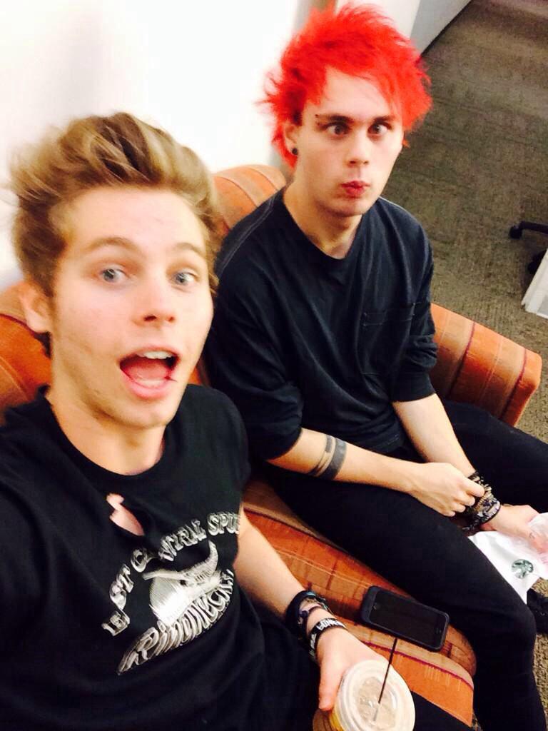 5 seconds of summer. Muke игра. Michael clifford and crystal leigh. Muke al. Muke al.