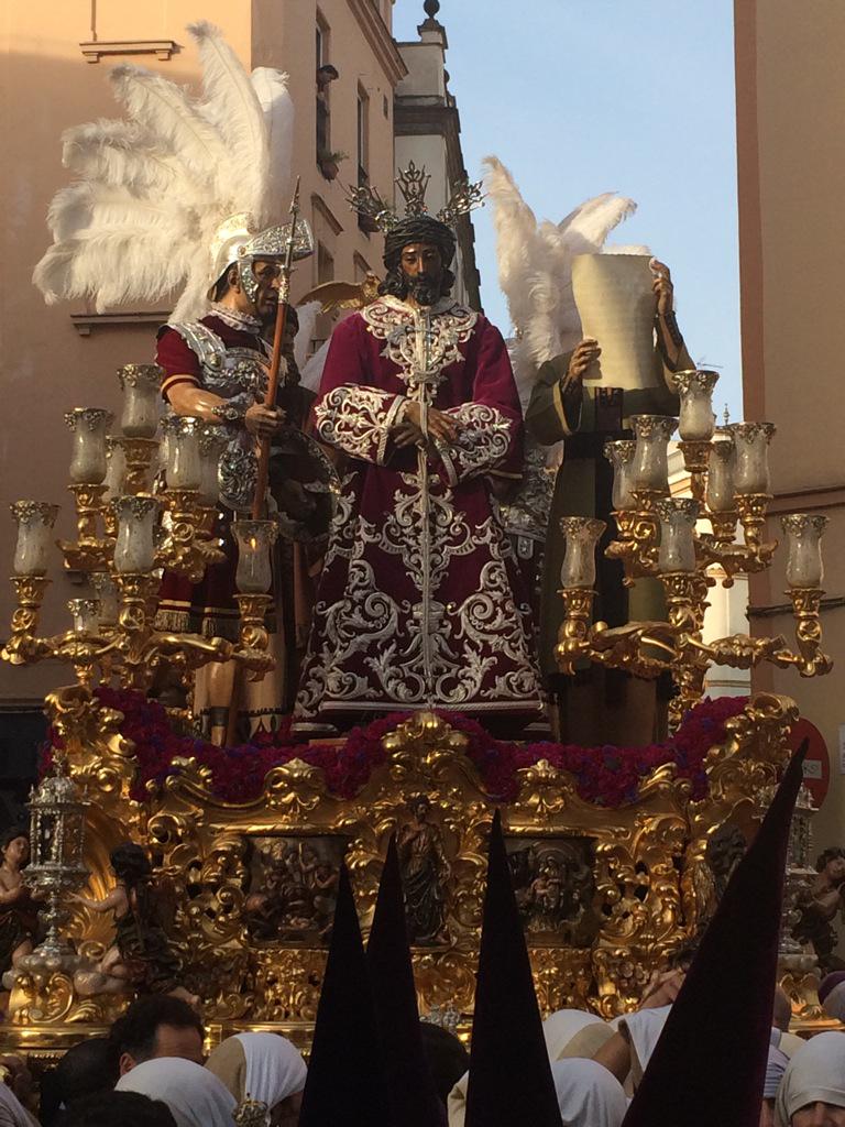 JavierComasR's tweet photo. La túnica de malva y plata recibe su primer rayo de luz | #SSantaSevABC http://t.co/6B6ifbNADO