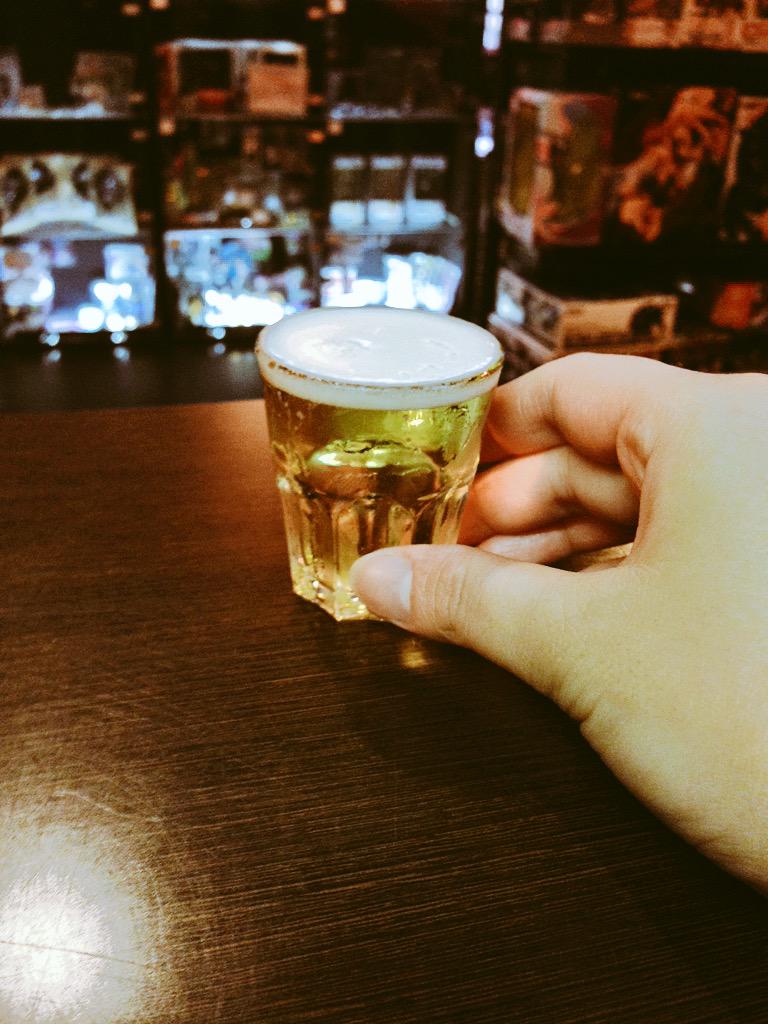 帝国アジト 帝国アジトで カイジ地下豪遊セット いかがですか はじめは渇いた喉に少しのビールを流し込み 次にキンッキンに冷えた ビール ポテチ 柿ピー ホッカホッカの焼き鳥がやってきます こちら12 000ペリカとなります カイジ 豪遊っ