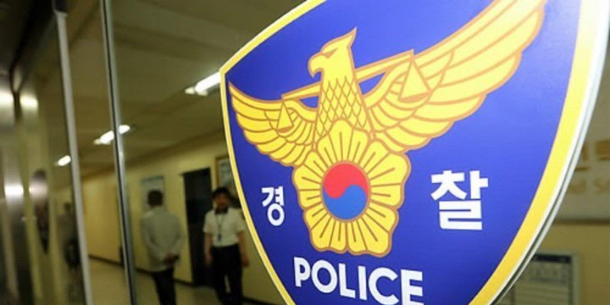 HuffPostKorea's tweet photo. 기자들을 웃게 한 도봉경찰서의 감정과 웃음이 담긴 '보도자료'(전문) http://t.co/sfvqo5BarB #도봉서보도자료 http://t.co/daVD9xYC4t