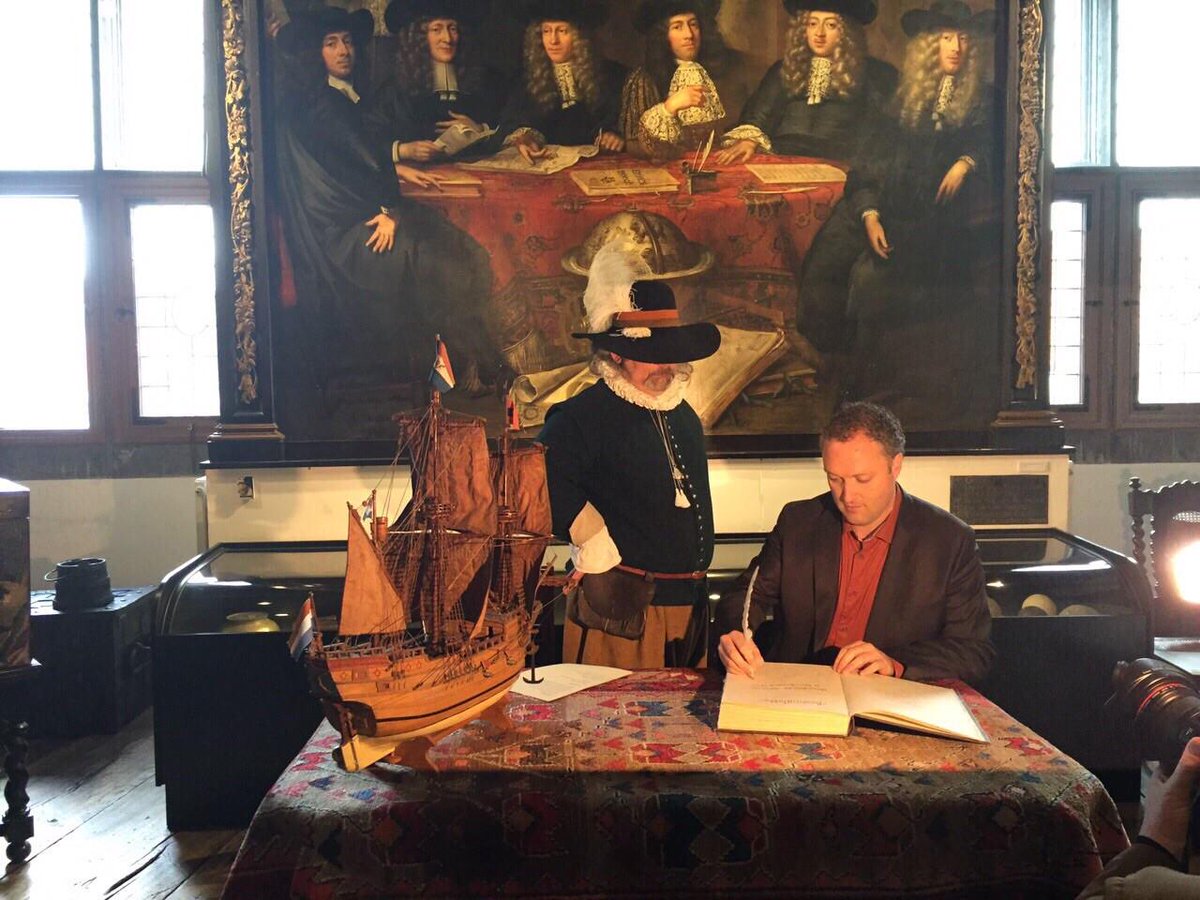 Gisteren ondertekende <a href="/jeroenfdevries/">Jeroen de Vries</a> het kapitaalboek van de heropgerichte VOC-Kamer Hoorn in het @WestfriesMuseum