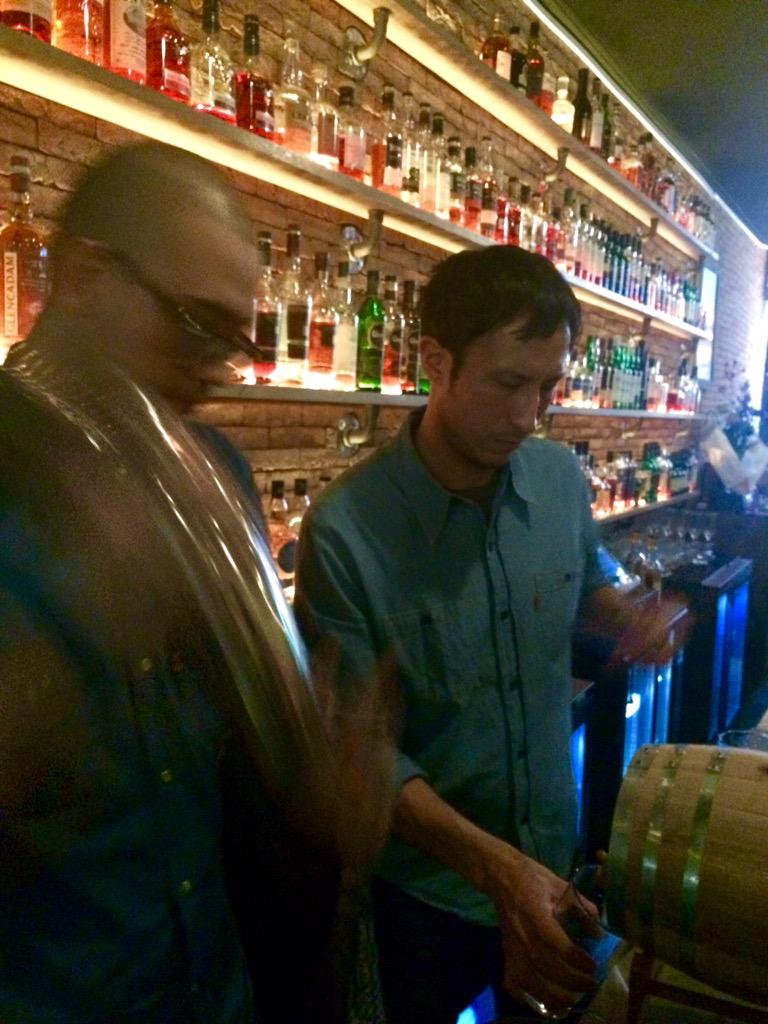 StadVat's tweet photo. Gister proefde whisky-minnend Nederland ons tweede brouwsel als toost voor officiele opening JD Williams whisky bar! http://t.co/862KziAdz9