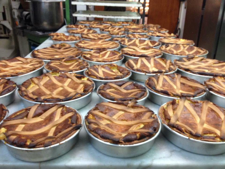 iDolciDiCiotola's tweet photo. LaVeraPastiera #foodporn #FOODMADE #pastiera @ilGamberoRosso @culturadelgusto @napoli24 @avellinonline @FoodPornsx http://t.co/D4Euxb5Z3k