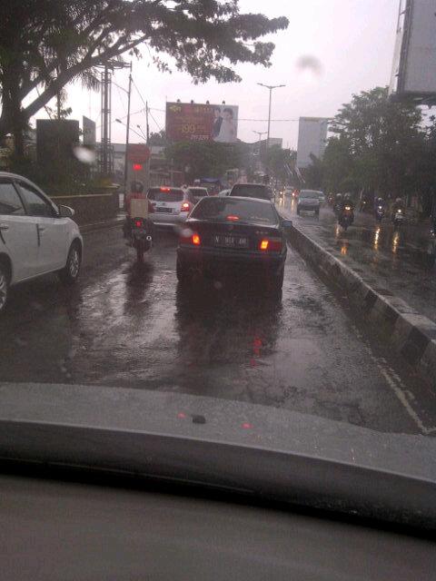 teguh_priya's tweet photo. @e100ss Macet dari fly over arjosari sampe karanglo... http://t.co/Lh2A3yrdYk