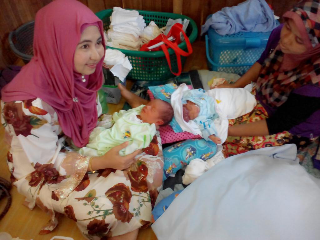 K781012's tweet photo. Slmt ptg....mari kita sama2 DOA kan bayi ini dn kembarnya sihat... Sama2 hulur tanggang ringgang kan beban ... http://t.co/PfHAVjZwL8