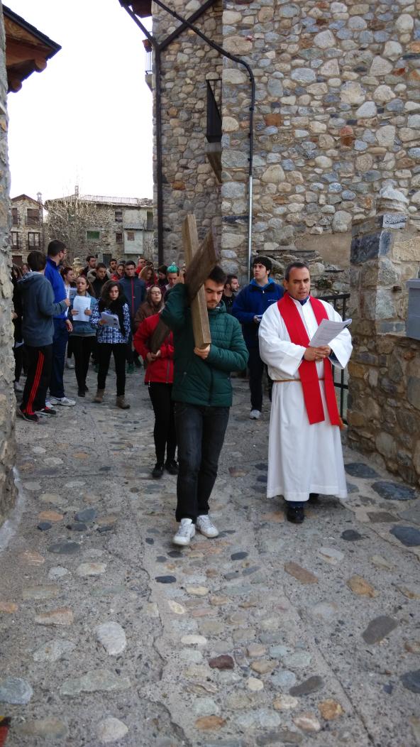 CVRasal's tweet photo. Acompañando a Jesús en el camino de su cruz #ViaCrucis #SemanaSanta2015 #PascuaCVR http://t.co/tjeOZUVMv7