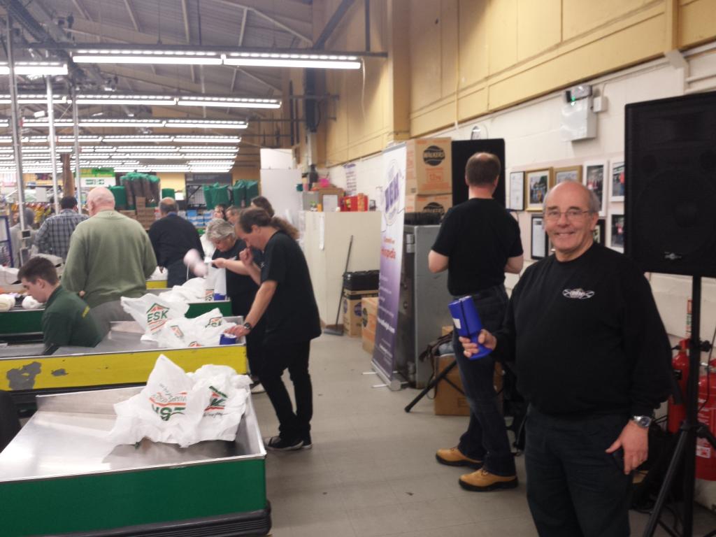 More bag packing <a href="/EskWarehouses/">Esk</a> with <a href="/philnmasters/">Phil Masters 💙</a> @premiumblend90s. Come down and meet us.