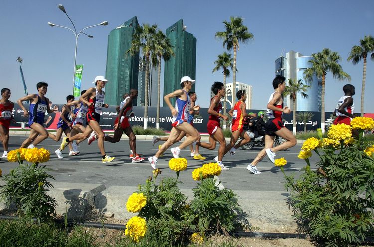 libe's tweet photo. Au Qatar, des travailleurs immigrés forcés à courir un marathon http://t.co/3xl37oWNE5 http://t.co/RehUfh4WcW