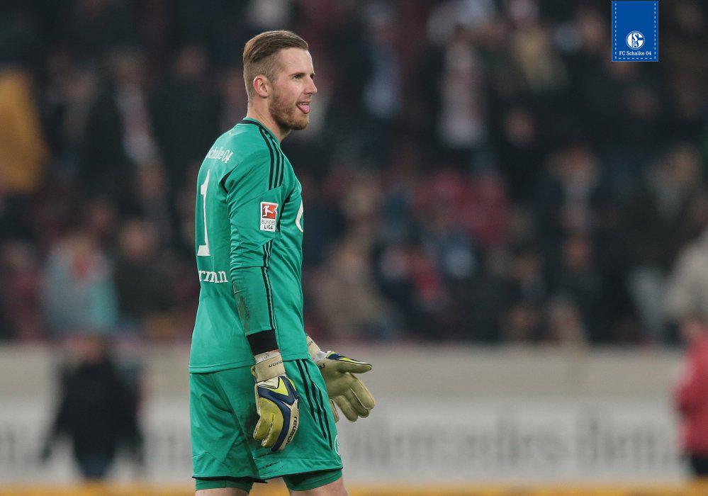 s04's tweet photo. Gut gelaunter Ralf #Fährmann vor #FCAS04: "Habe dank meiner Xbox genug Spielpraxis." #S04 http://t.co/PTIgE1eo8u http://t.co/pjSP33wIN4