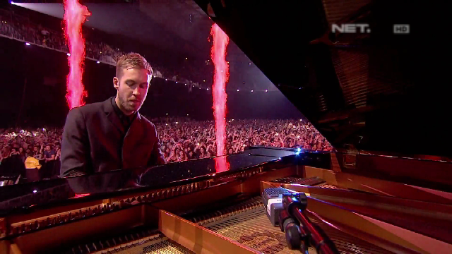 andriawaraesah's tweet photo. Pecaaahhhhh paraahh RT @netmediatama: NOW - @CalvinHarris - Outside (feat. @elliegoulding) #BBCMusicAwardsOnNETtv http://t.co/a494EuF5ne