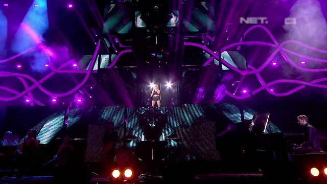 andriawaraesah's tweet photo. Pecaaahhhhh paraahh RT @netmediatama: NOW - @CalvinHarris - Outside (feat. @elliegoulding) #BBCMusicAwardsOnNETtv http://t.co/a494EuF5ne