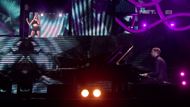 mdtvindonesia's tweet photo. I'll show you what it feels like.. Now I'm on the outside.. @CalvinHarris ft @elliegoulding #BBCMusicAwardsOnNETtv http://t.co/xK9CrJZ1EC