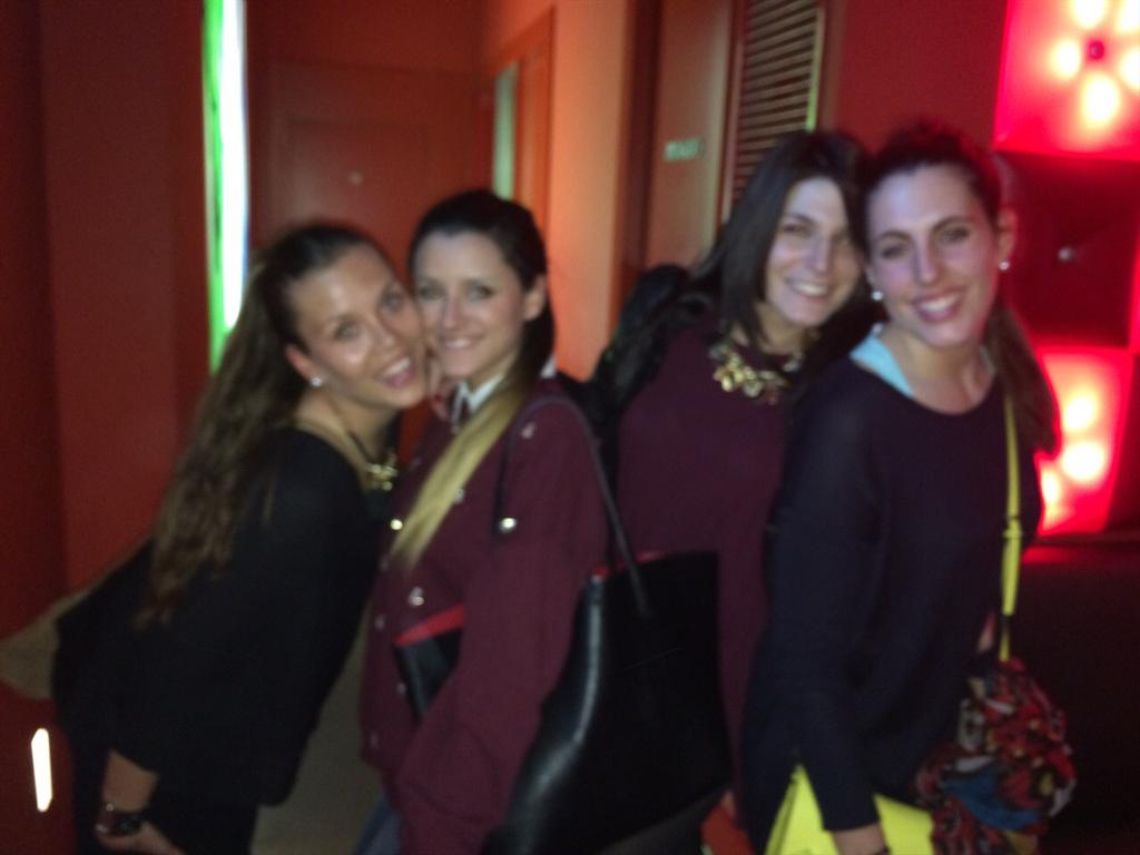 albafagar's tweet photo. Noche genial 🙌💃💅#elRojo http://t.co/aKbMNKc2iO