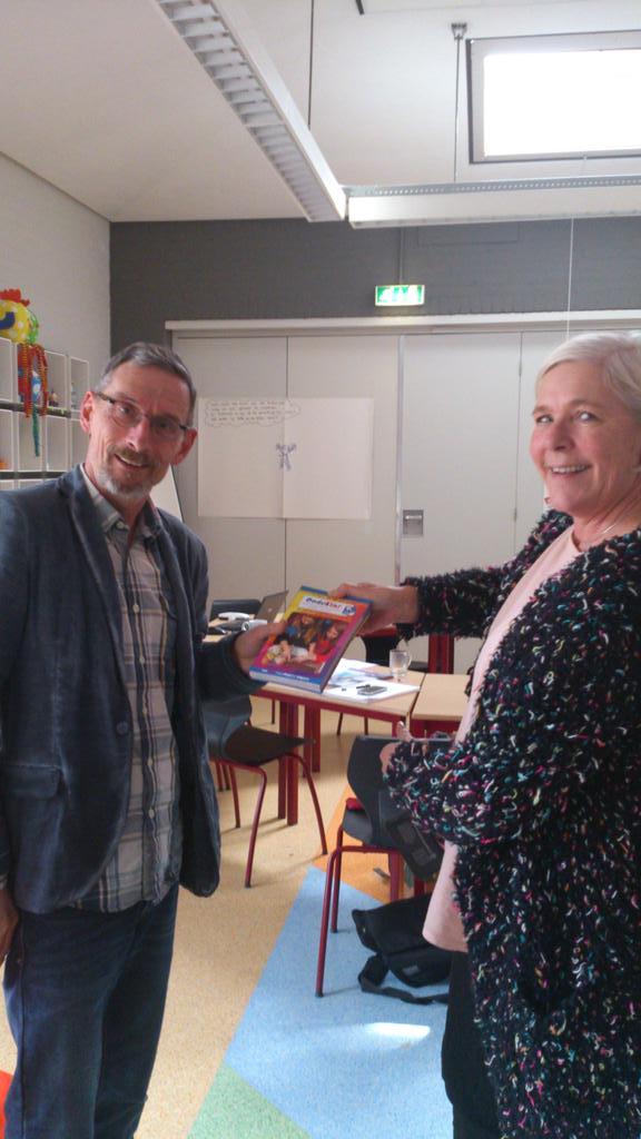 Suus7je's tweet photo. @4pip Het eerste boek overhandigd van #CodeKlas @bshetMolenveld. @karinwinters #programmeren @skbo_oss http://t.co/KuAyBZ5ymA