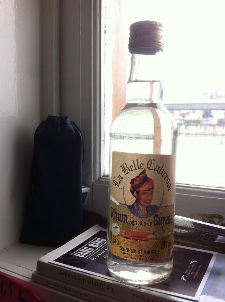 bouteraa_farah's tweet photo. BONJOUUUUR c'est bon le rhum de beau matin #justkidding http://t.co/plDVZV0LXD