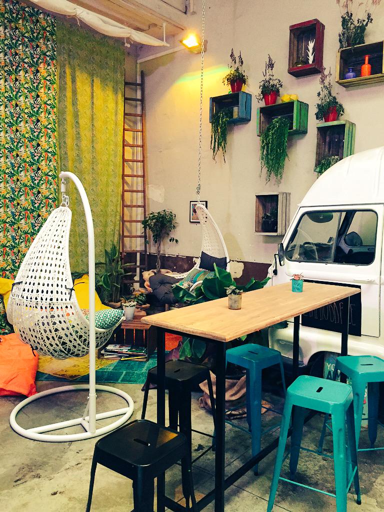 ClotildeRoux's tweet photo. *Idée-Dej* : les pistolets de #Limprobable by @ByBienFait dans une déco dingooooo #marais #StreetFood http://t.co/wmvJy1B61x