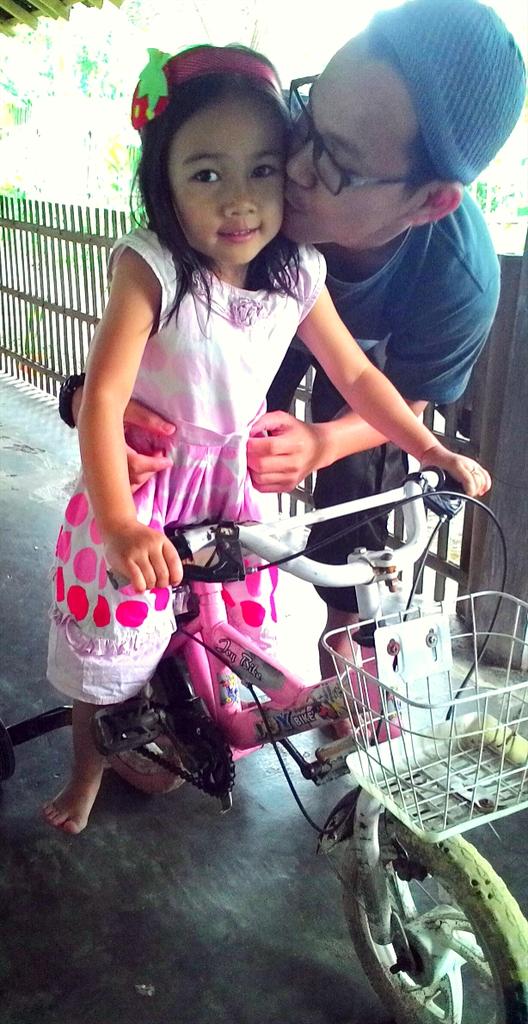 Cantik adek mamas, pipi strawberry.
Anaknya ustadzah dimadrasa, udah pinter ngaji lhoo heheheee..