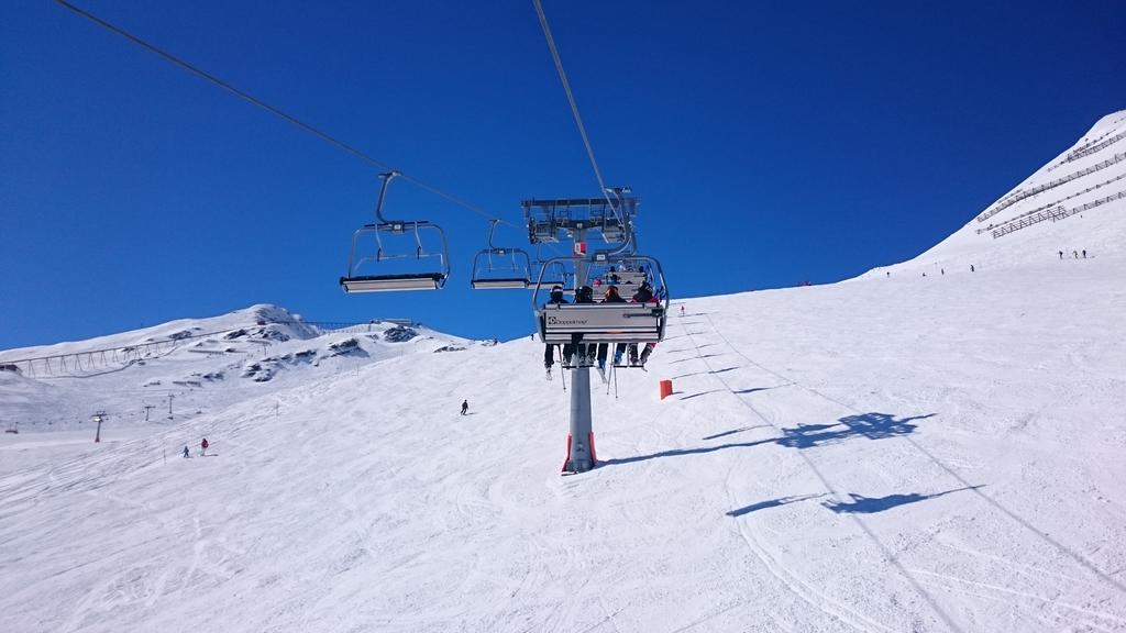 Q3Austria's tweet photo. An absolutely stunning day #bluesky #powder #happycampers @q3academy http://t.co/gNqwwXB1ia