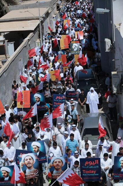 PressAliSalman's tweet photo. حشود جماهيرية تتظاهر للمطالبة بالإفراج عن زعيم المعارضة #الشيخ_علي_سلمان في #الدراز الجمعة 3 أبريل 2015 #Bahrain http://t.co/rQghdLQPTj
