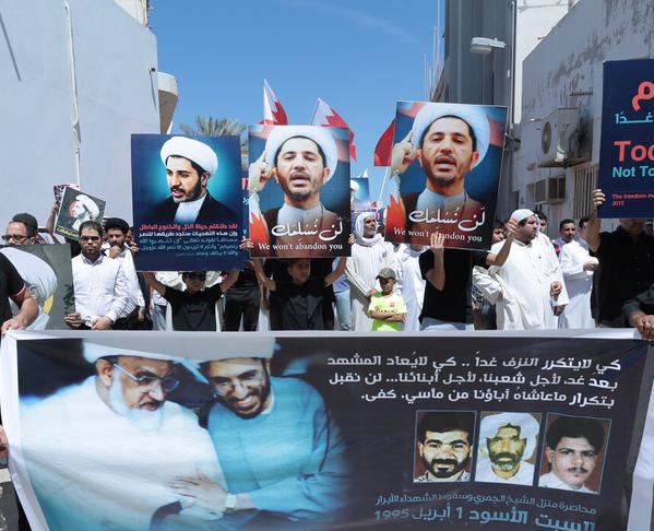 PressAliSalman's tweet photo. حشود جماهيرية تتظاهر للمطالبة بالإفراج عن زعيم المعارضة #الشيخ_علي_سلمان في #الدراز الجمعة 3 أبريل 2015 #Bahrain http://t.co/4TuKw2uj6I