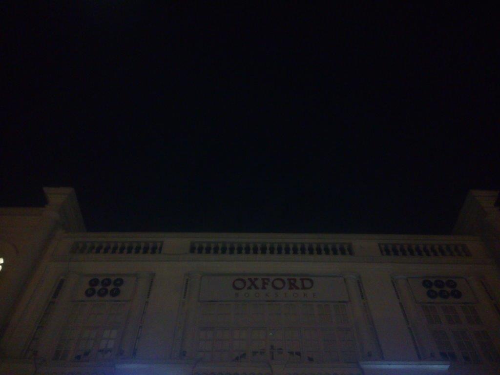oxfordbookstore's tweet image. #OxfordBookstoreConnaughtPlace and #ChaBar New Delhi goes dark during #EarthHour2015