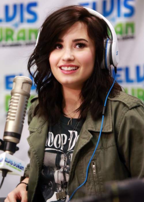 pfvrlovat0's tweet photo. e qnd a demi usava essa jaqueta pra td lado,só sei senti sdd #DemiLovato “Really Don’t Care” #HitTheRoad @radiodisney http://t.co/95nF5FHt9V