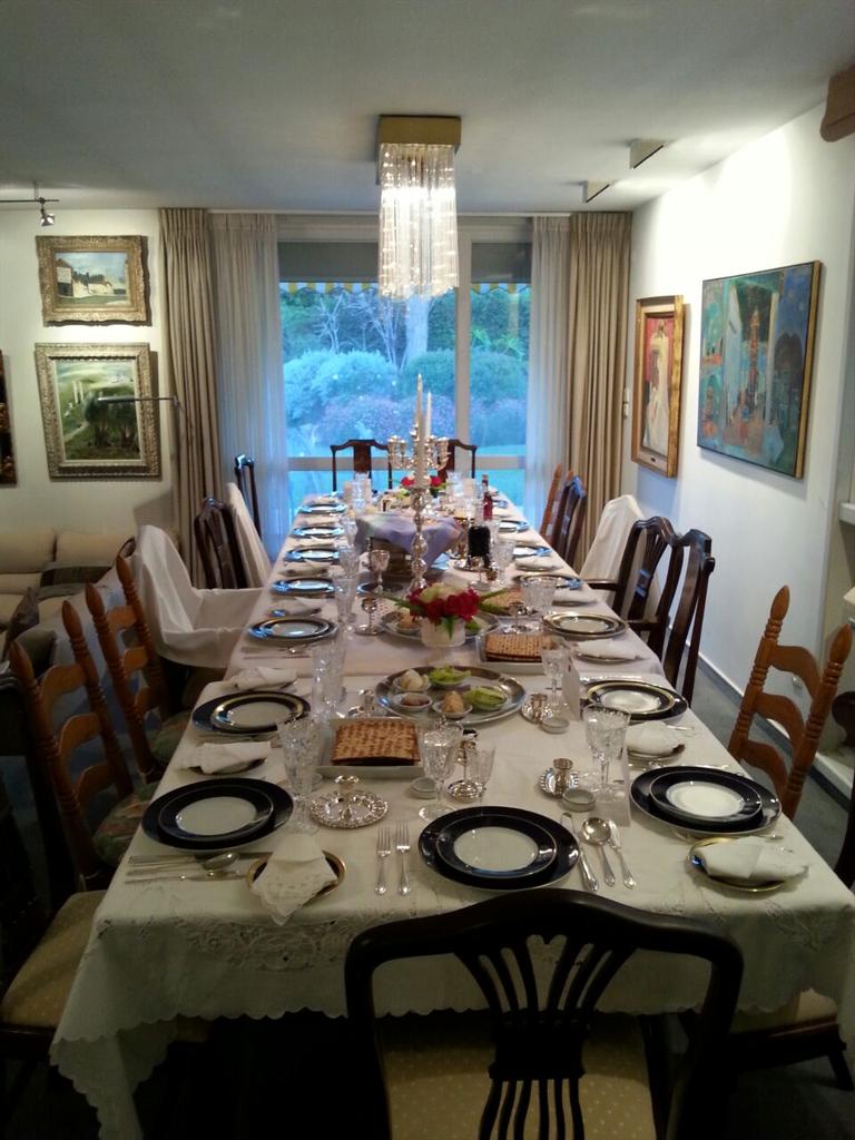Isaac_Herzog's tweet photo. אמרו לי שציוץ ראשון חייב להיות אופטימי : חג פסח כשר ושמח לאזרחיות ואזרחי ישראל. http://t.co/ckO9ZrKZ60