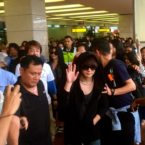 JapanNightID's tweet photo. SEE YOU GUYS TMR! #JapanNightID RT @VAMPS_JPN: We are in Jakarta! So many people came out to greet us at the airport♪ http://t.co/CoYZjEl4n1