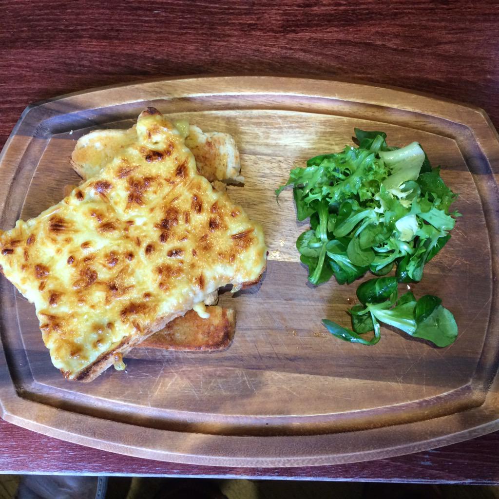 Great snacks with great ale, westcliffs best kept secret! <a href="/ClarenceRest/">cricketersbarandfood</a> <a href="/louisamaeb/">Louisa</a> #foodie #southend